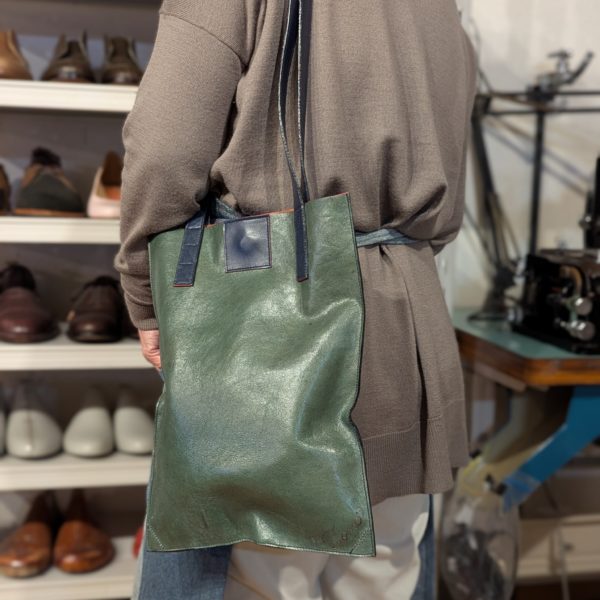 中身が見えないようにマグネットボタンで機能性もバッチリです