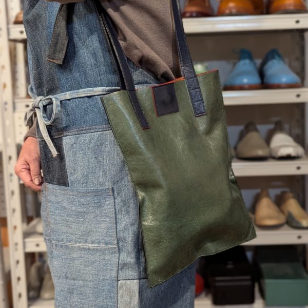 革の断面に着色しするなど、職人技が光るディテールと高級感